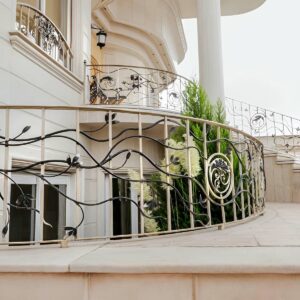 نرده کلاسیک بالکن در مرحله مشاوره نگهداری