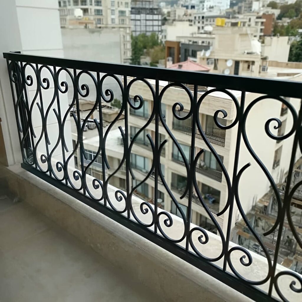 نرده پله مدرن نصب شده کنار راه پله ساده