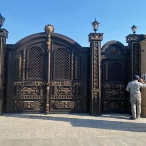 درب حیاط در رشت مدل فلزی عریض با قفل مقاوم برای کنترل ورودی