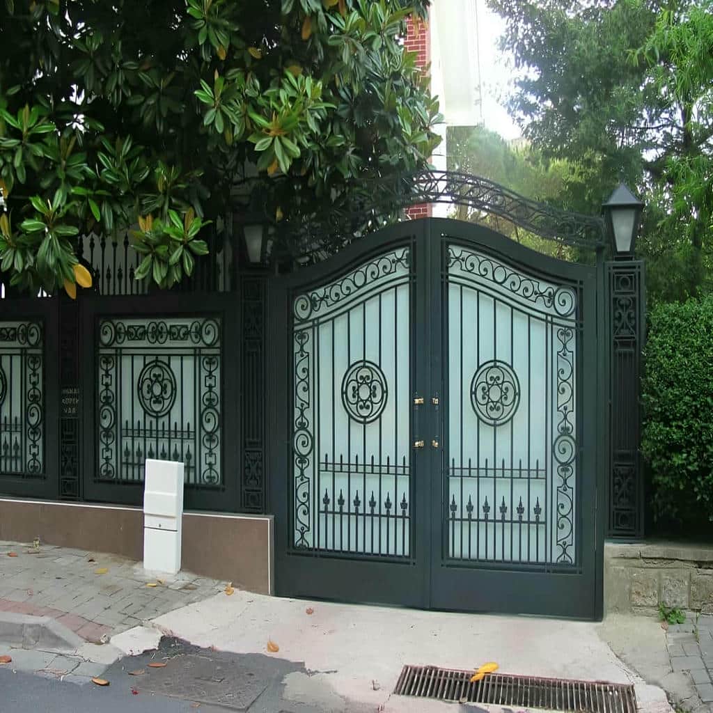 درب ساختمان هنگام بررسی نمونه کار نصب