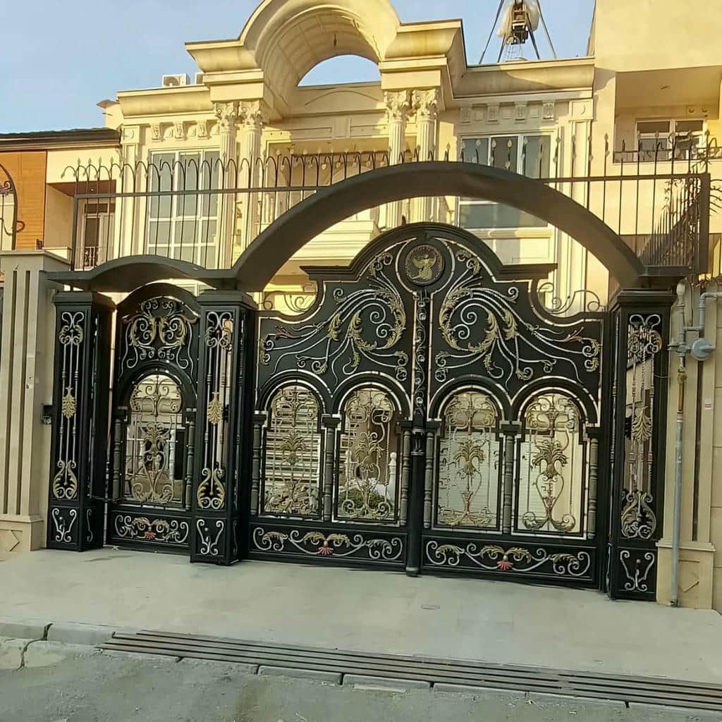 درب حیاط در همدان مدل سفارشی متناسب با ابعاد دهانه