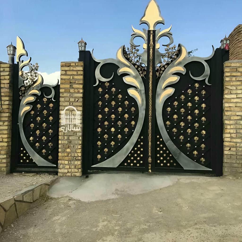 درب فلزی هنگام مشاوره مدل ایرانی و خارجی