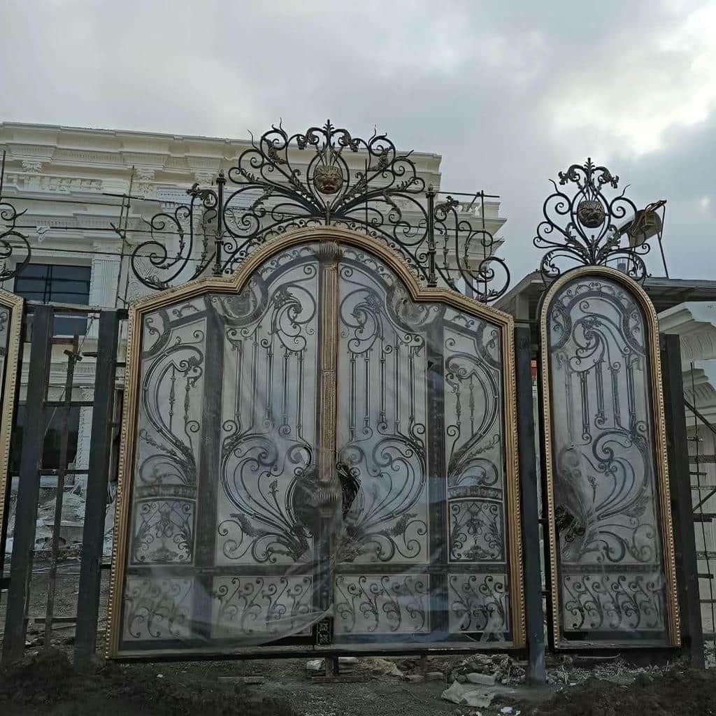 درب فلزی ستون دار در مرحله اندازه گیری ورودی