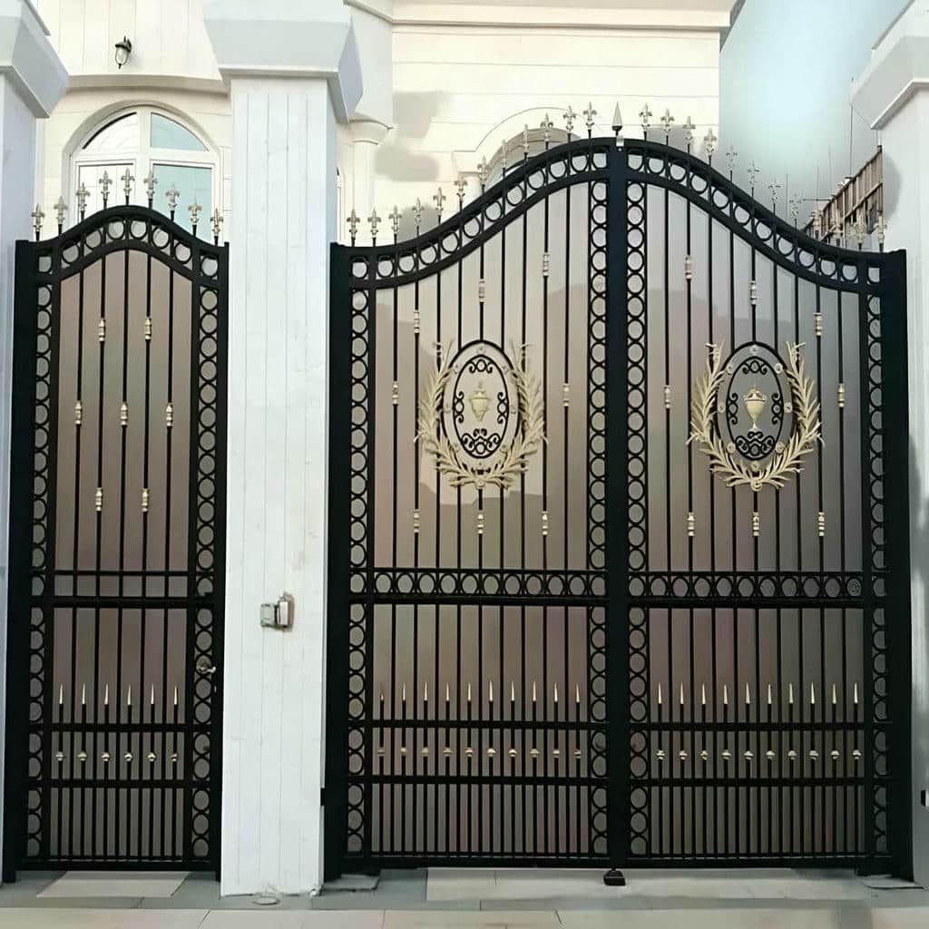 درب فرفورژه با قفل نصب شده روی ورودی