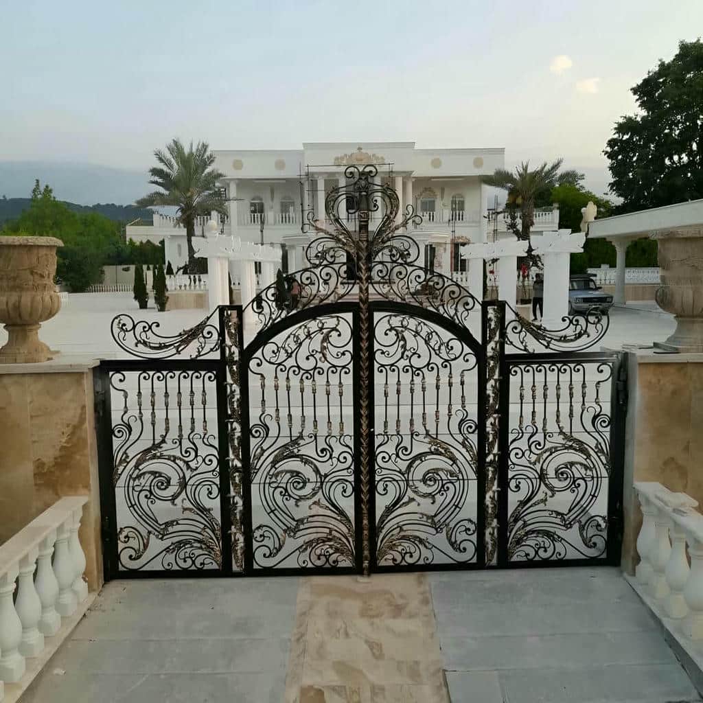 درب پارکینگ پروژه نوساز با بدنه فلزی