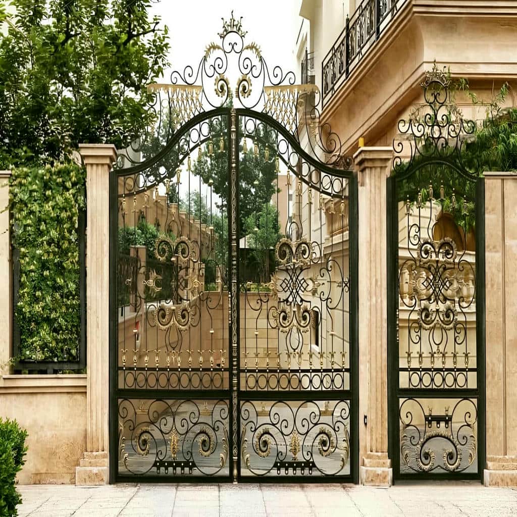 درب لاکچری حیاط هنگام بررسی متریال سفارش