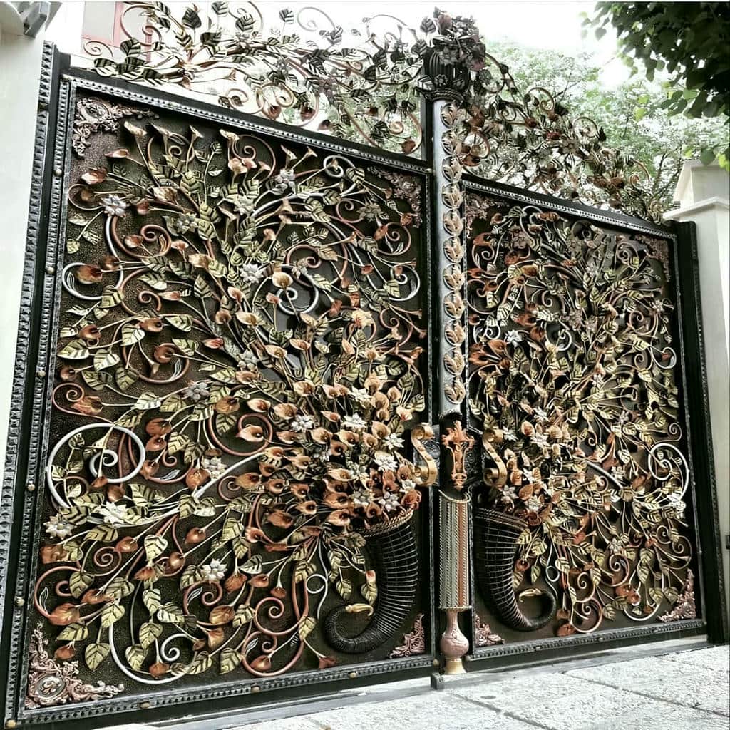 درب حیاط فلزی نصب شده در ورودی خانه