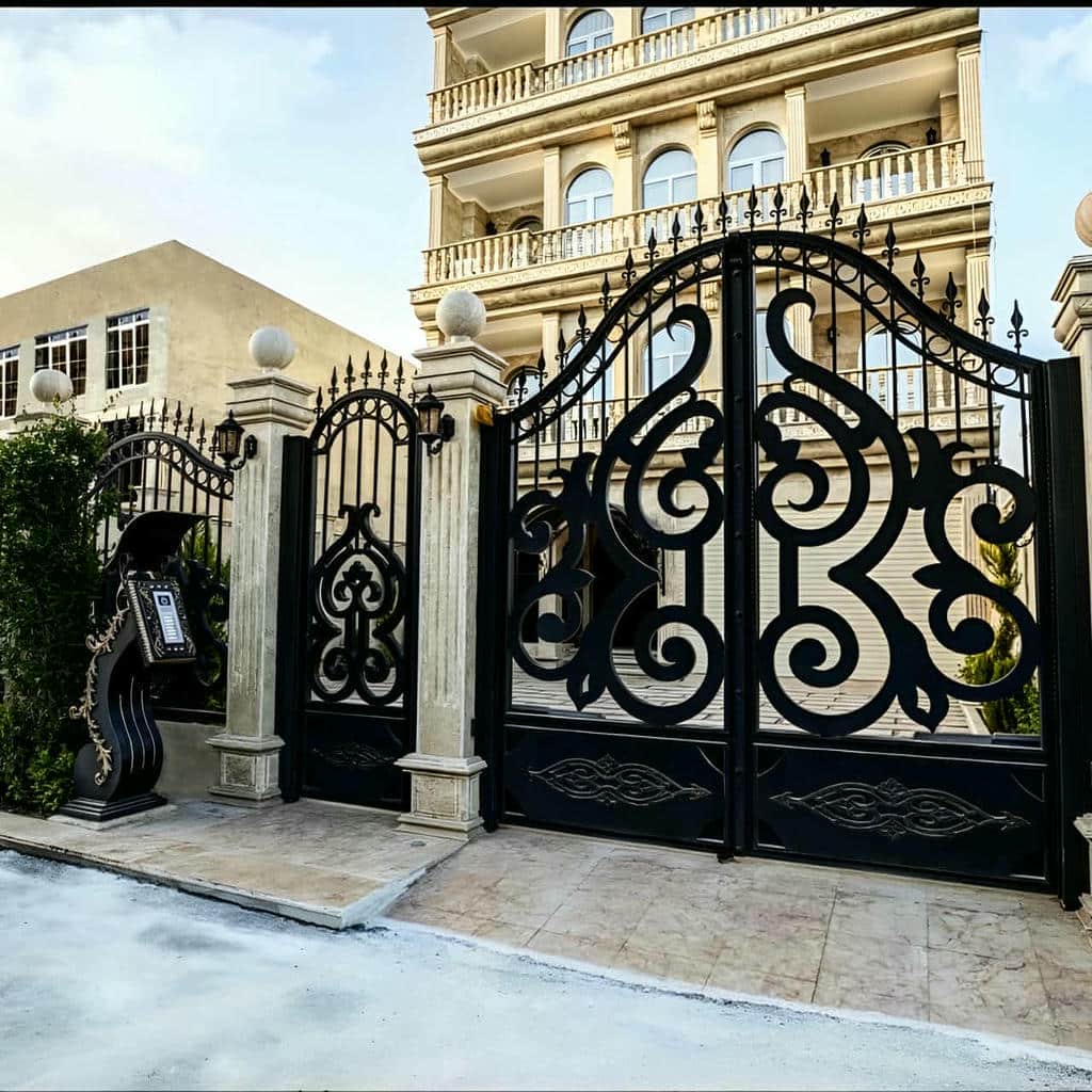 درب حیاط در مرحله اندازه گیری ورودی