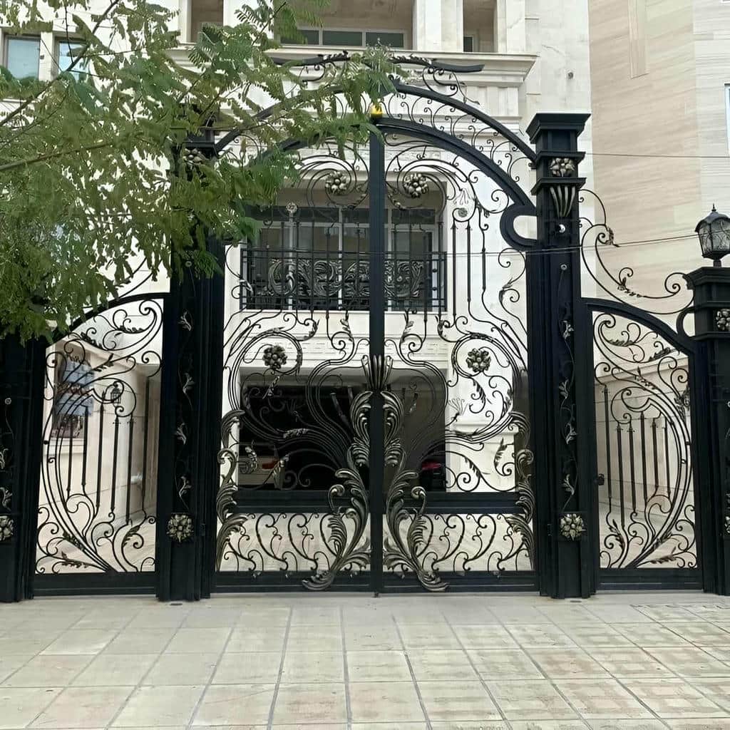 درب باغی هنگام مشاوره برای شرایط گرم و خشک