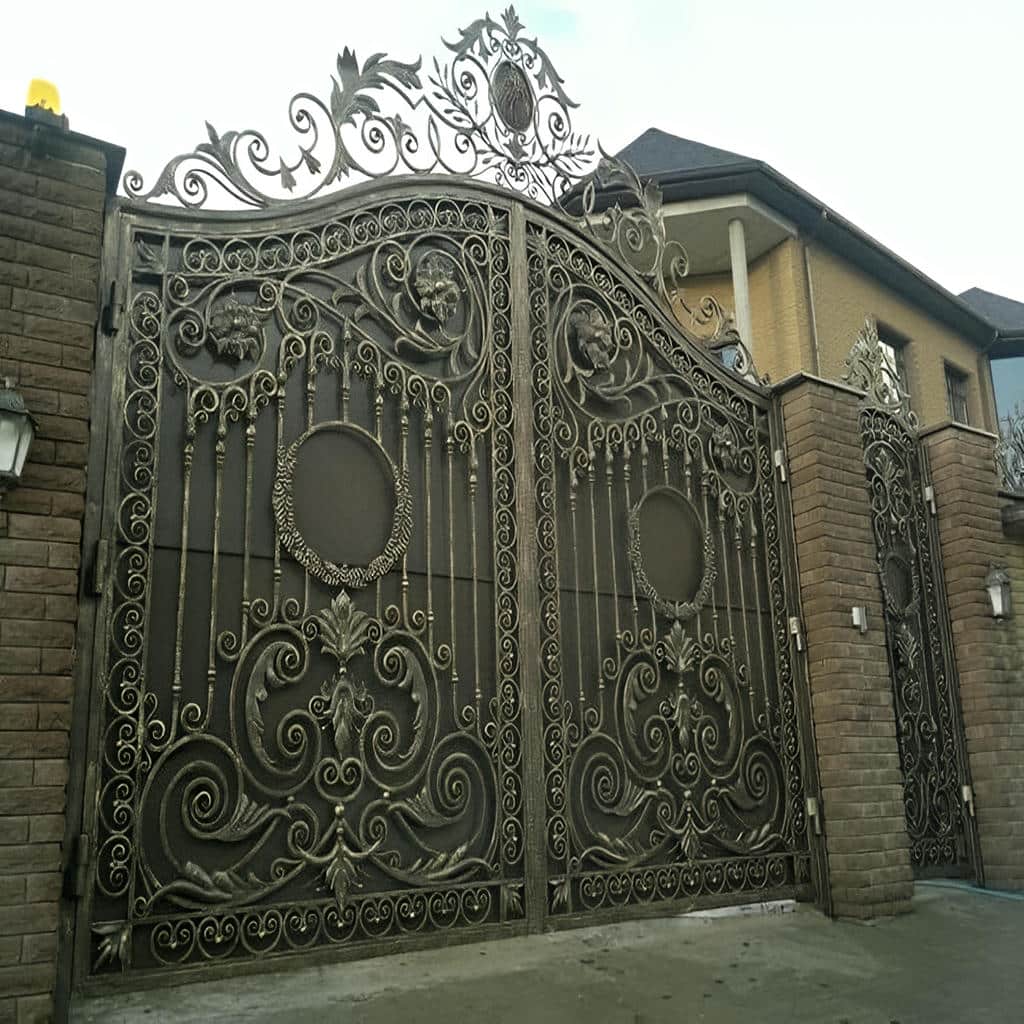 درب پارکینگ پروژه نوساز هنگام بررسی نمونه کار