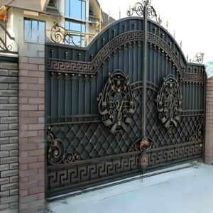درب ورودی مجتمع پرتردد هنگام مشاوره پیش از سفارش
