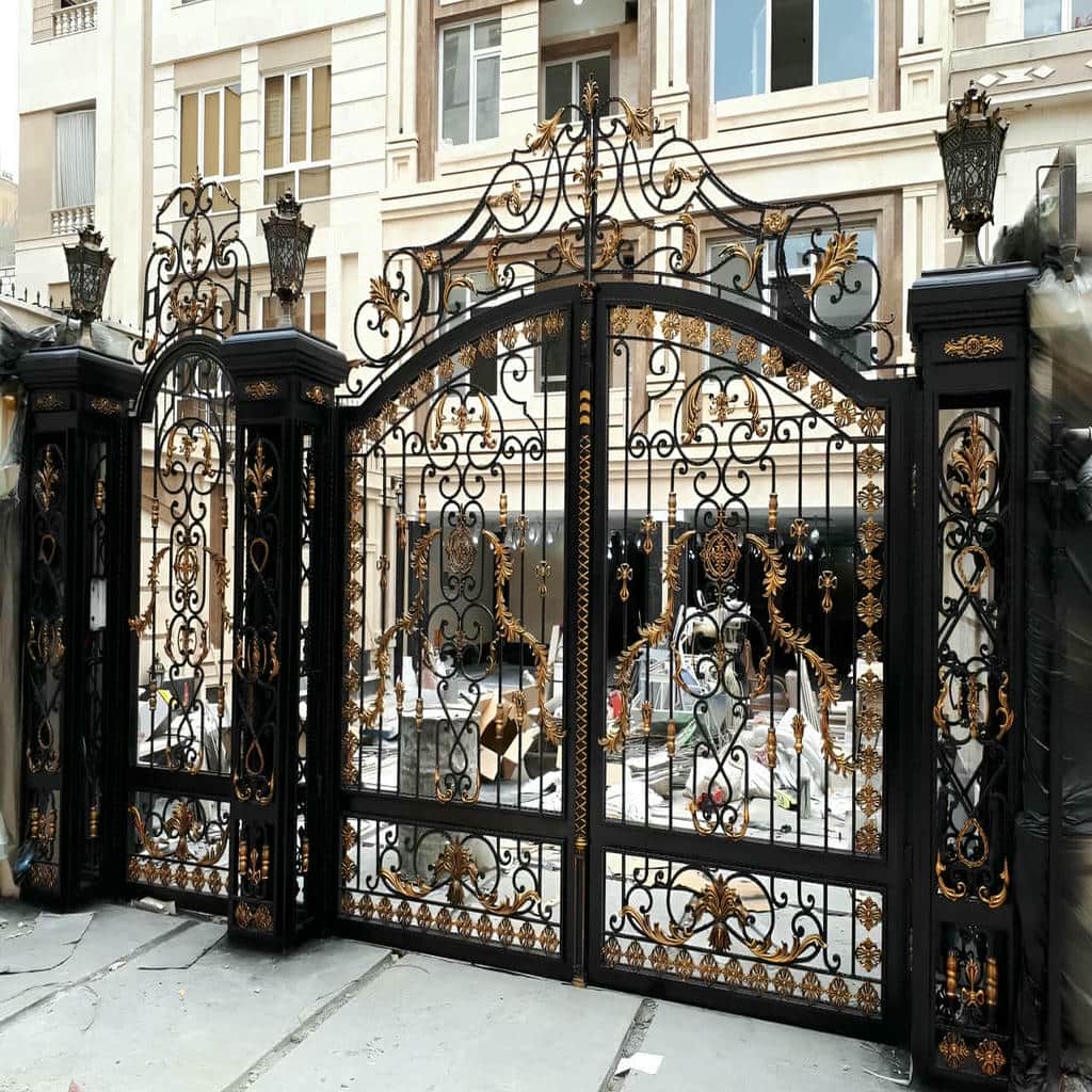 درب حیاط در اهواز با فریم فلزی مقاوم برای ورودی مسکونی