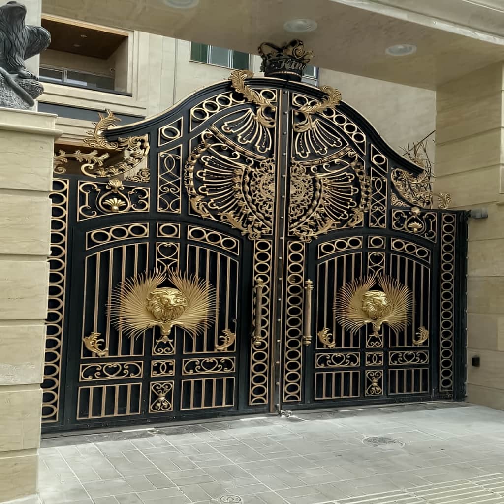 درب آهنی ساختمان مسکونی در مرحله اندازه گیری ورودی درب آهنی ساختمان مسکونی در مرحله اندازه گیری ورودی