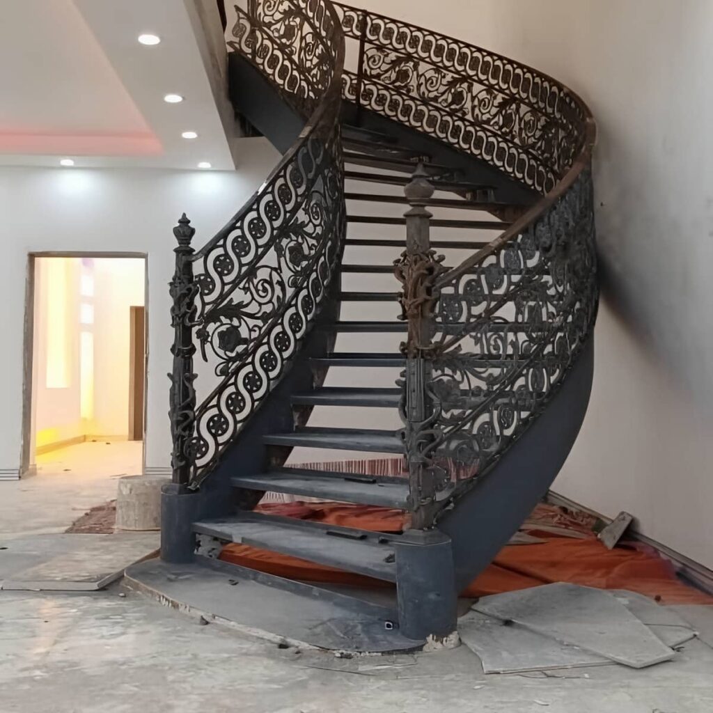 نرده فرفورژه بالکن با متریال و اتصالات منظم