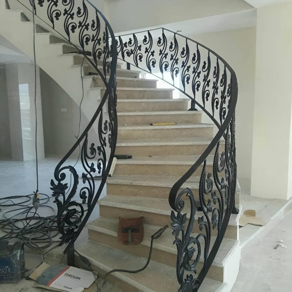 نرده بالکن آپارتمان با جزئیات فرفورژه منظم