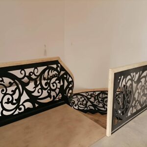 نرده فرفورژه راه پله مشکی با پوشش مناسب شرایط گرم