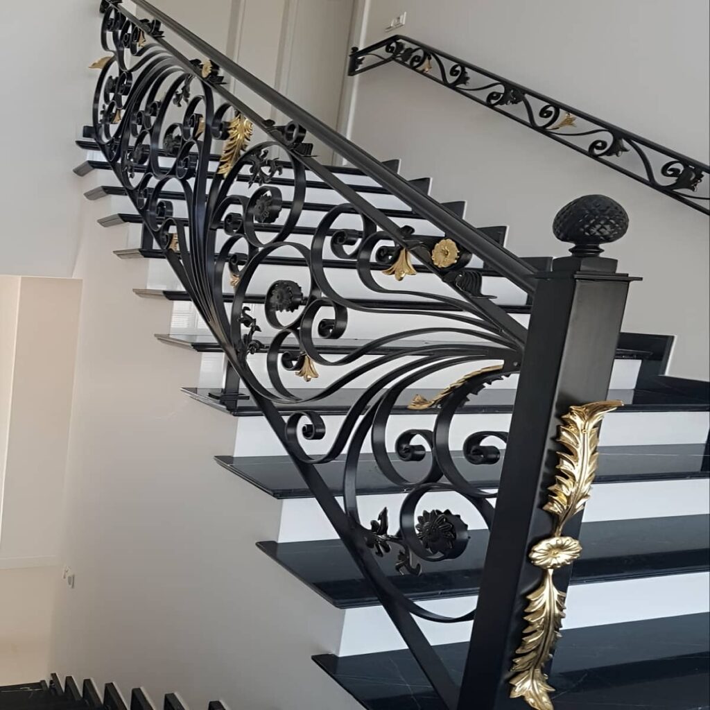 نرده فرفورژه بالکن در مرحله مشاوره شرایط بارانی
