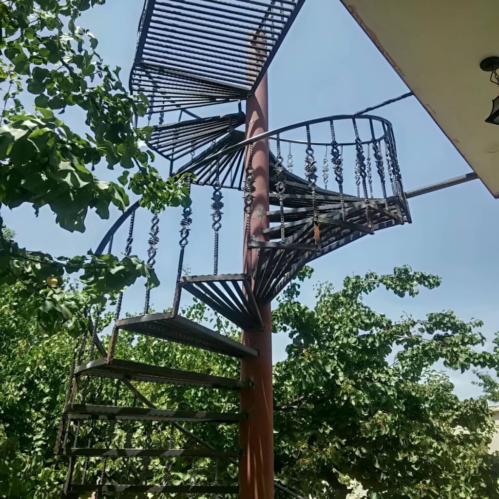 نرده بالکن آپارتمان در مرحله مشاوره نمای کلاسیک
