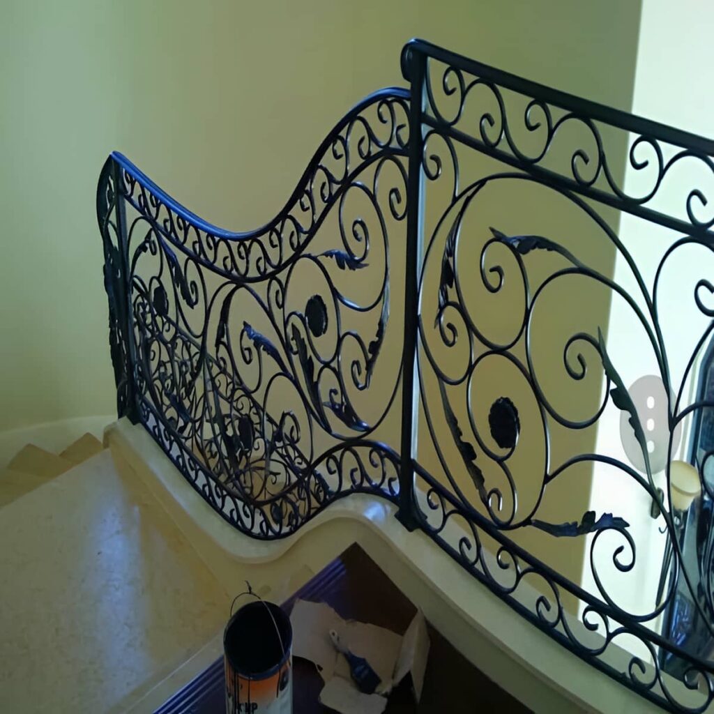 نرده پله کلاسیک در حال اندازه گیری پیش از سفارش