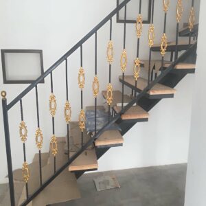 نرده فرفورژه راه پله با قطعات فلزی و طرح منظم