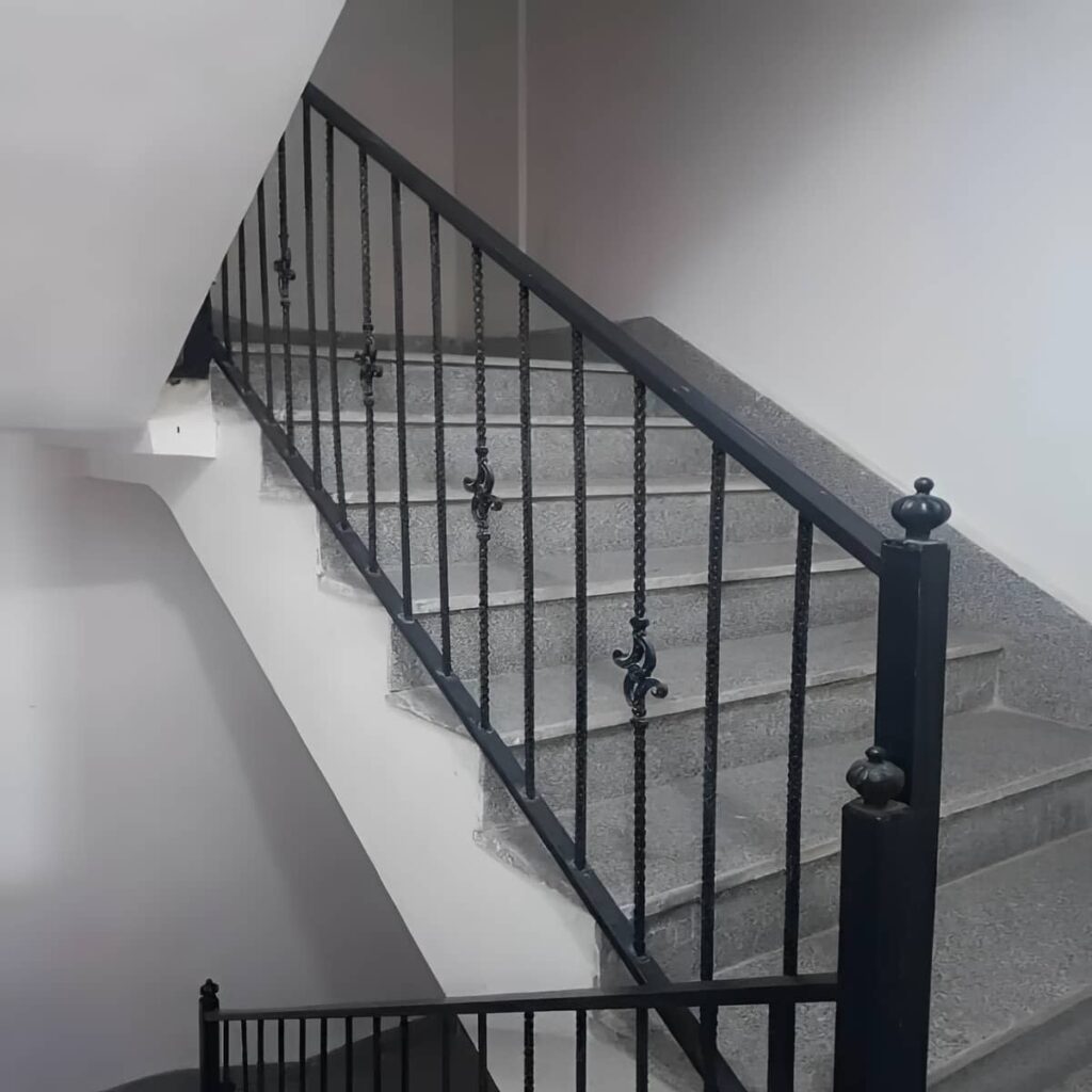 نرده فرفورژه راه پله در حال بررسی نمونه متریال