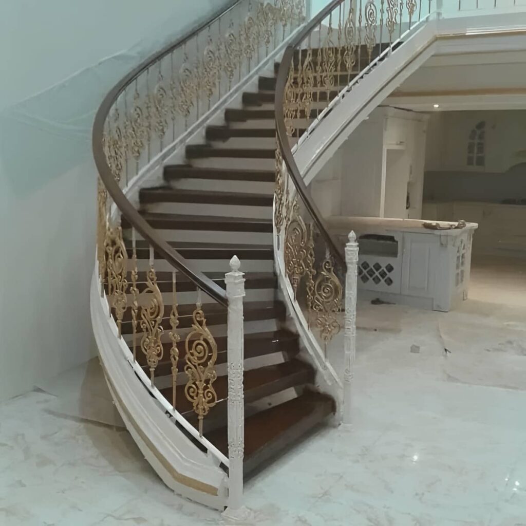 نرده فرفورژه راه پله با اتصالات تمیز و فرم تزئینی