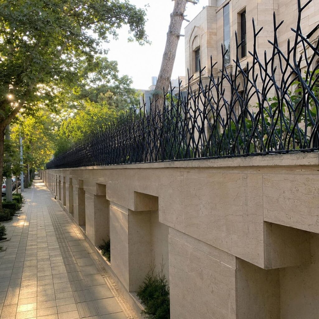 نرده دیوار حیاط در مرحله اندازه گیری مسیر بزرگ