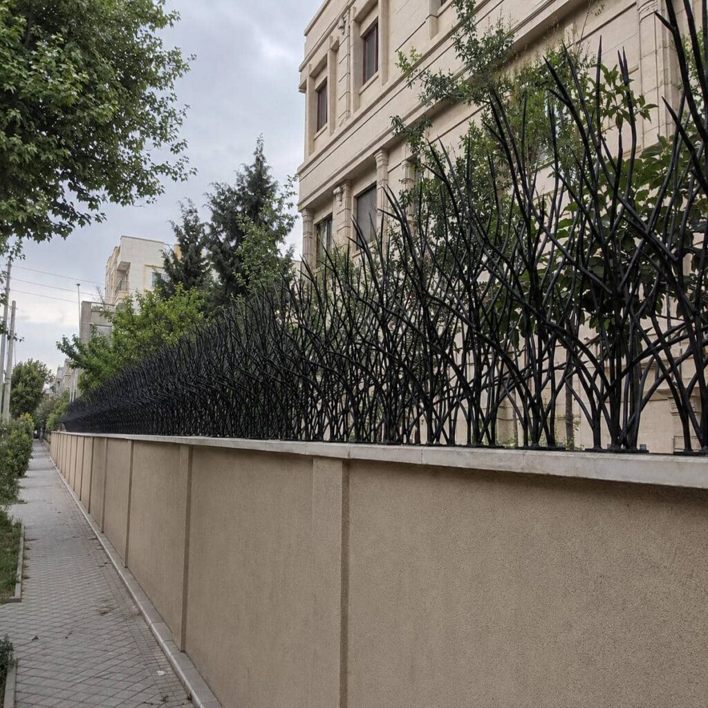 نرده روی دیوار با پایه های فلزی مناسب اجرای اصولی نرده روی دیوار با پایه های فلزی مناسب اجرای اصولی