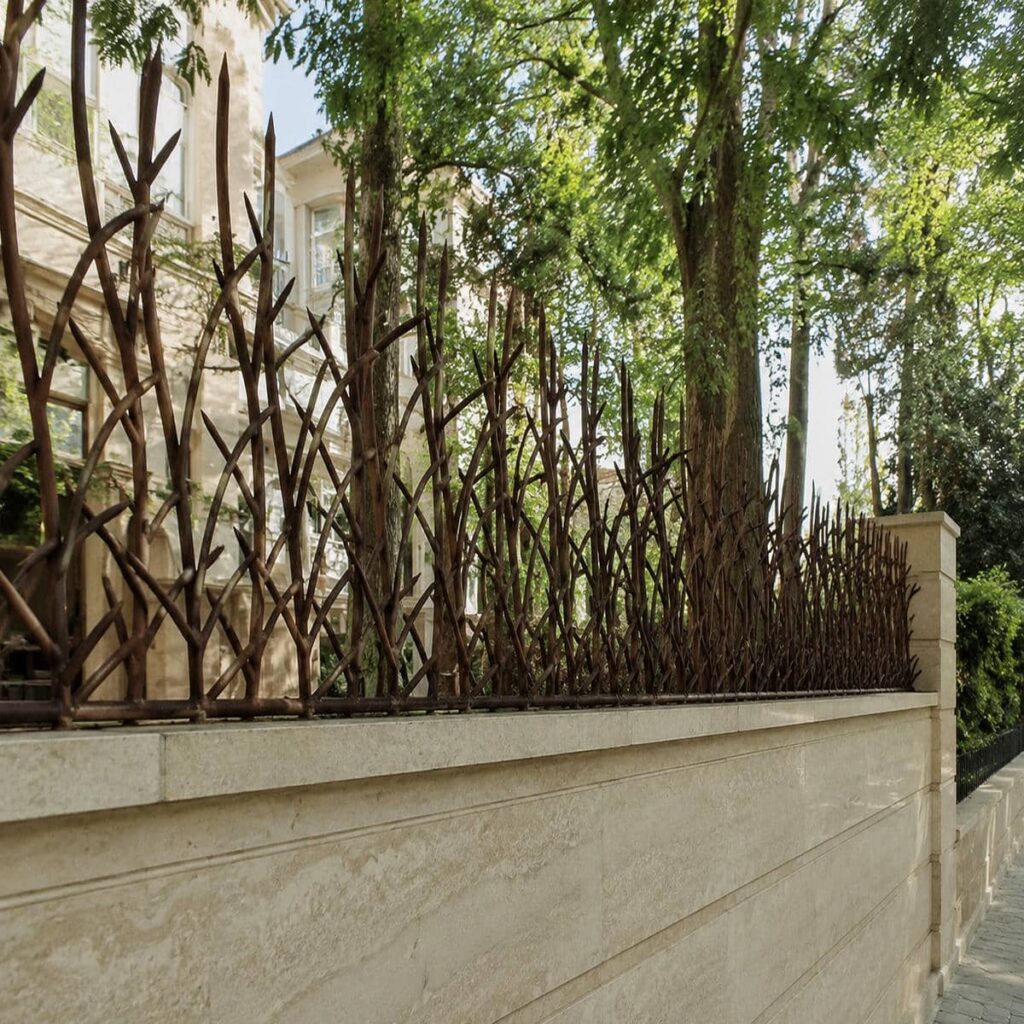نرده آهنی روی دیوار نصب شده روی تاج باریک دیوار