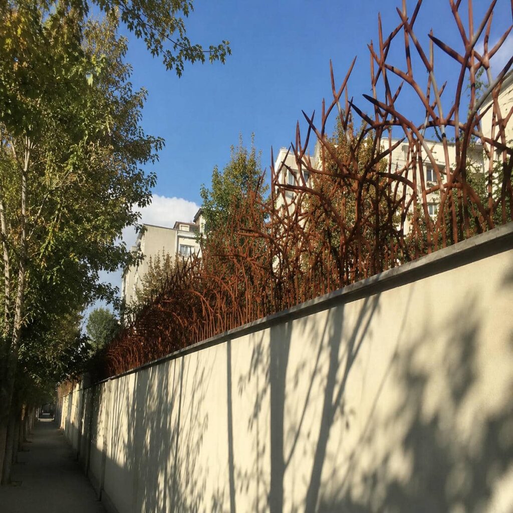 حفاظ دیوار در قم مدل سرنیزه ای با اتصالات مقاوم برای کنترل دسترسی