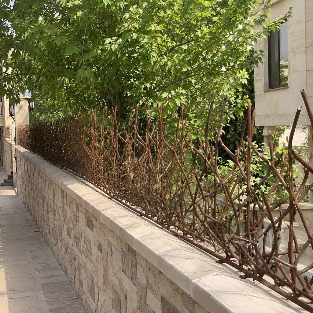 نرده روی دیوار با جزئیات فرفورژه منظم روی ساختمان