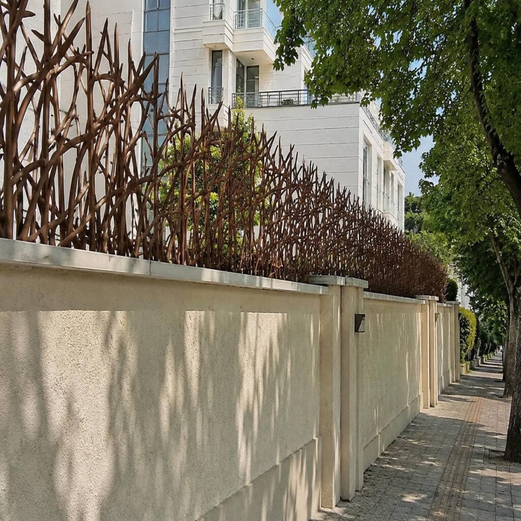 حفاظ دیوار در قم مدل شاخ گوزنی با جوشکاری تمیز برای امنیت پیرامونی