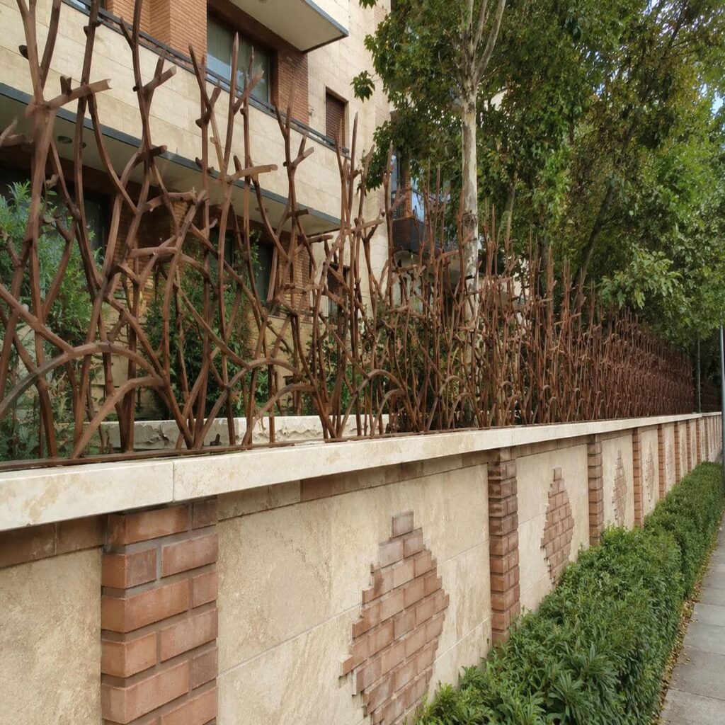 نرده دیوار حیاط در مسیر طولانی با اجرای منظم
