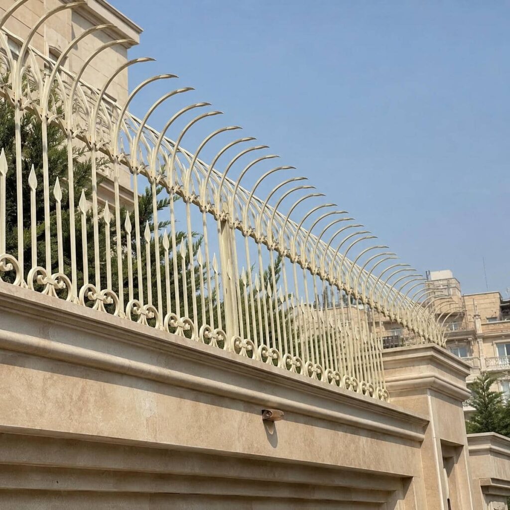حفاظ فلزی دیوار در نمونه کار مدل ساده پس از نصب