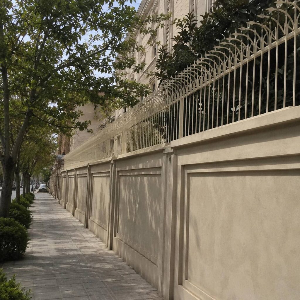 نرده دیوار حیاط با قطعات سفارشی مناسب دهانه های بزرگ