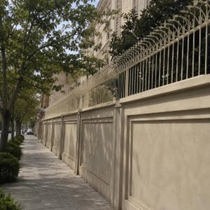 نرده دیوار حیاط با قطعات سفارشی مناسب دهانه های بزرگ