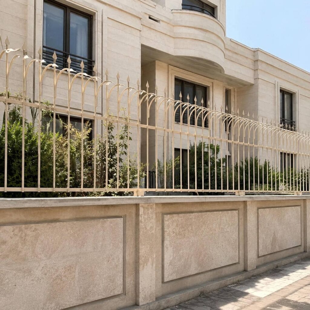 حفاظ سرنیزه ای نصب شده روی لبه دیوار سنگی حفاظ سرنیزه ای نصب شده روی لبه دیوار سنگی