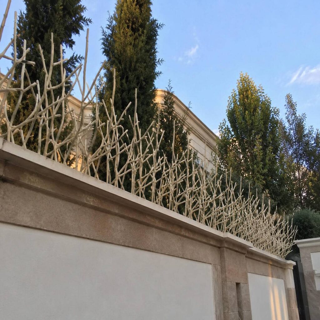 حفاظ دیوار در استان کرمان با متریال فلزی برای فضای بارانی