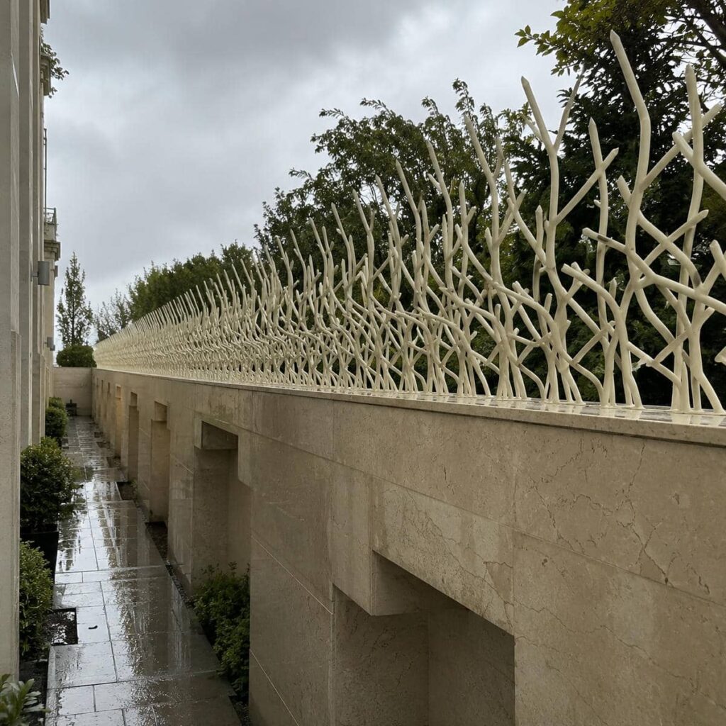 حفاظ دیوار در استان مرکزی با رنگ روشن برای حریم ساختمان