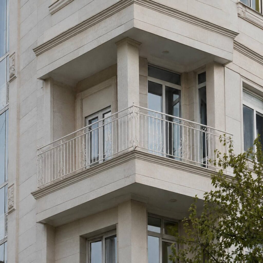 نرده بالکن با فرم باز برای رفت و آمد روان در استان کرمانشاه