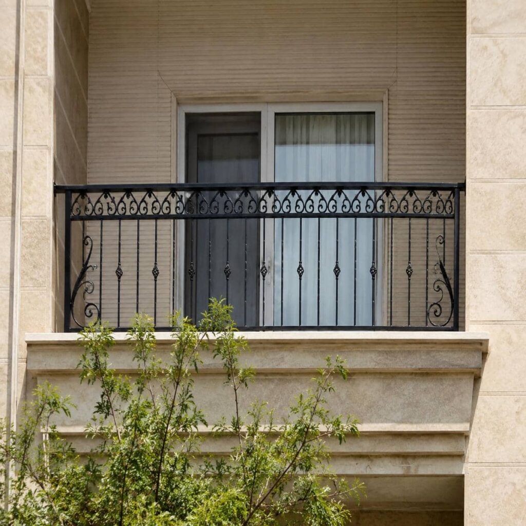نرده بالکن آماده ارسال برای پروژه ساختمانی در همدان