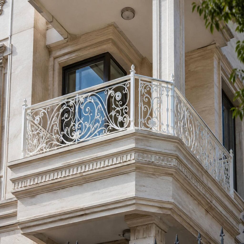 نرده بالکن با اتصال یکدست و ظاهر مرتب در قم