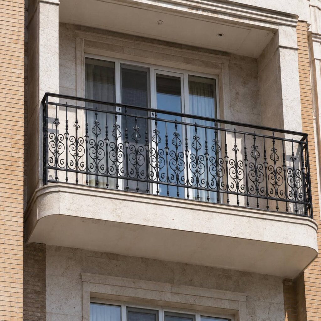 نرده بالکن سفارشی با طرح متناسب نمای ساختمان در استان اردبیل