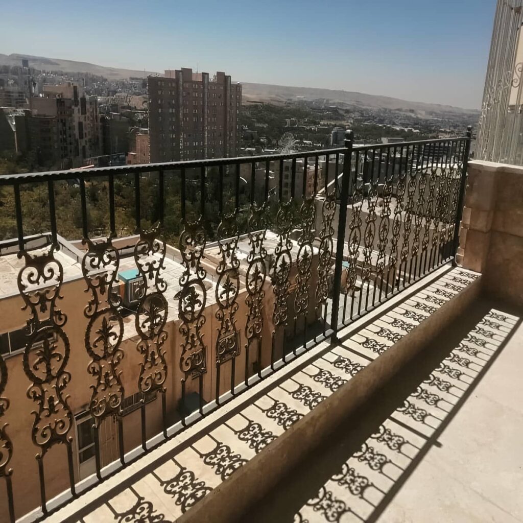 نرده بالکن سفارشی با ساختار محافظ برای بالکن در اردبیل