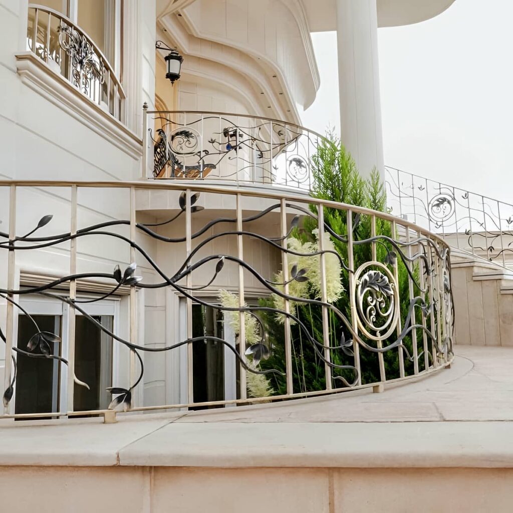 نرده بالکن سفارشی با ابعاد متناسب تراس در سنندج
