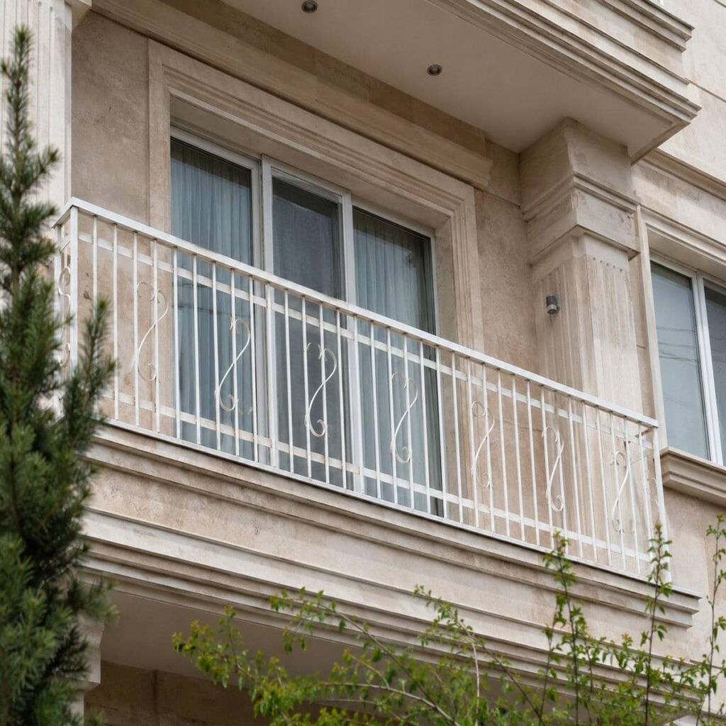 نرده بالکن کاربردی با حریم مطمئن در استان قم