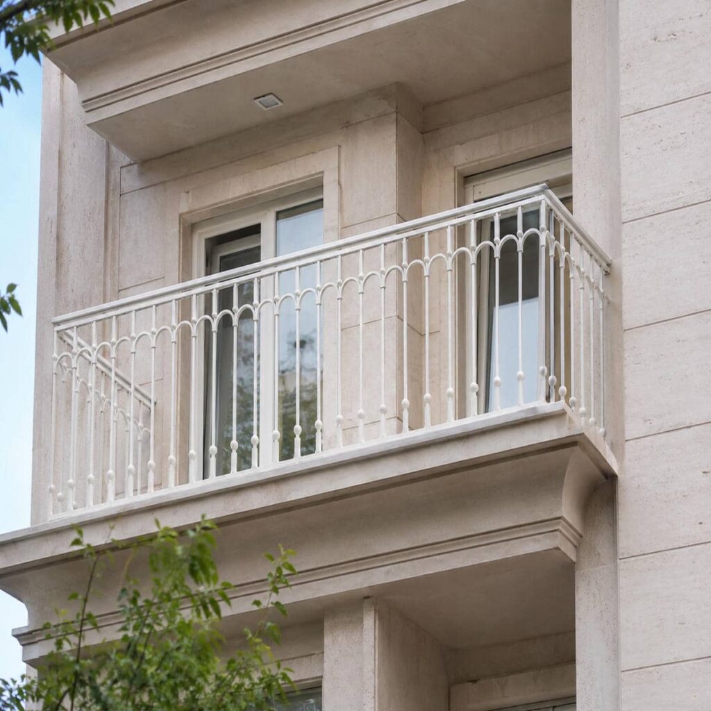 نرده بالکن سفارشی با اجزای منظم برای سرویس آسان در استان زنجان