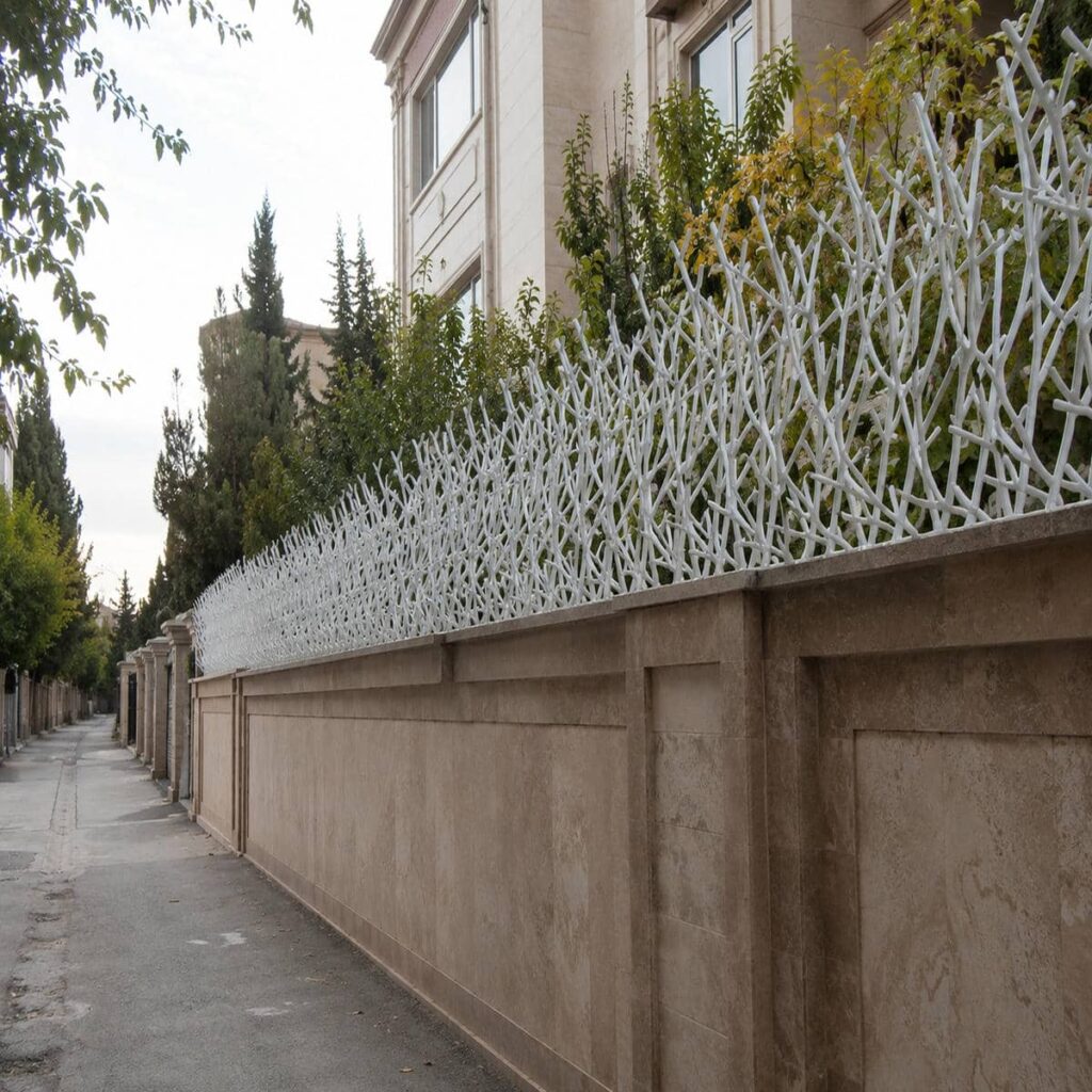 حفاظ فلزی دیوار نصب شده روی لبه دیوار ساختمان