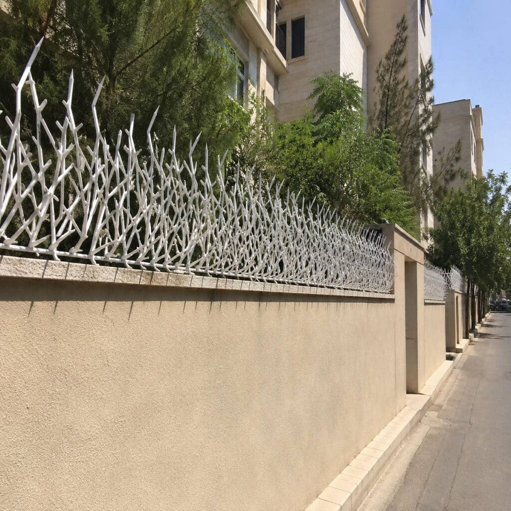 حفاظ دیوار حیاط با پایه های فلزی آماده اجرای اصولی حفاظ دیوار حیاط با پایه های فلزی آماده اجرای اصولی