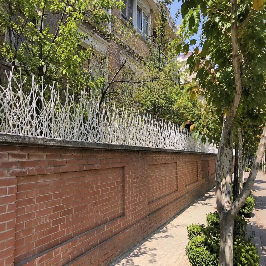 حفاظ دیوار در استان البرز با پوشش سطحی مناسب فضای بیرونی